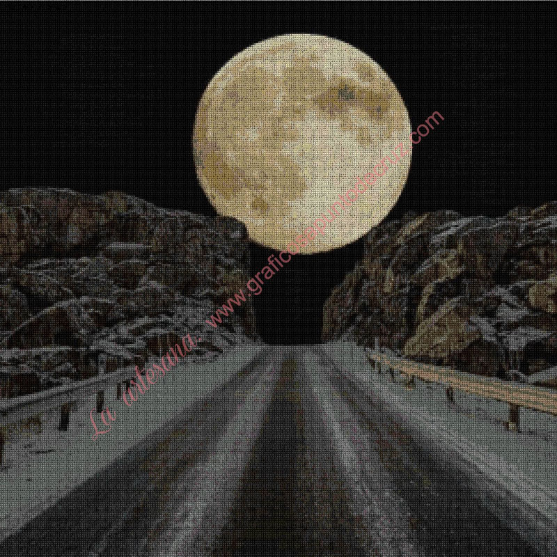Luna asomando por la carretera